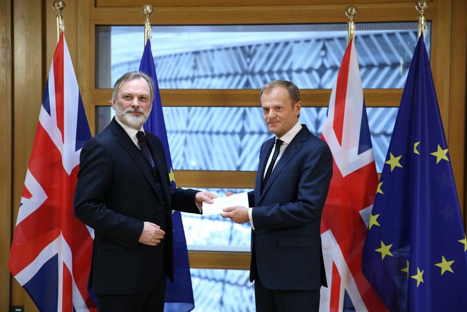 Donald Tusk, voorzitter van de Europese Raad, krijgt de brexitbrief van Tim Barrow, de Britse ambassadeur van de EU.