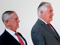 Defensieminister James Matthis en Buitenlandminister Rex Tillerson (rechts) wandelen door de zuilengang aan het Witte Huis.