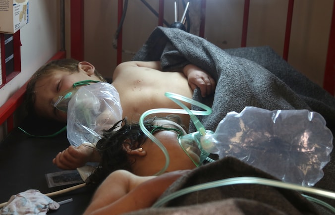 Kinderen krijgen een behandeling in het ziekenhuis na de aanval in Khan Sheikhun.