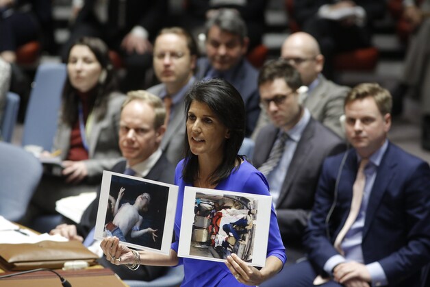 Nikki Haley, VS-ambassadeur bij de VN, toont tijdens de spoedzitting van de VN-Veiligheidsraad foto's van slachtoffers van de gifgasaanval.