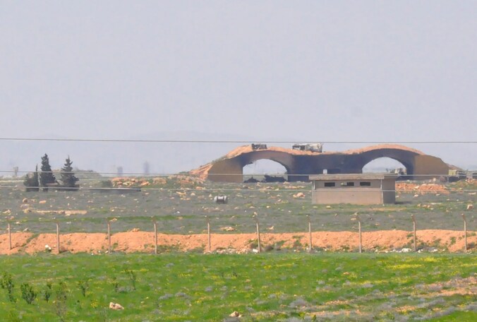 De getroffen vliegbasis in Syrië