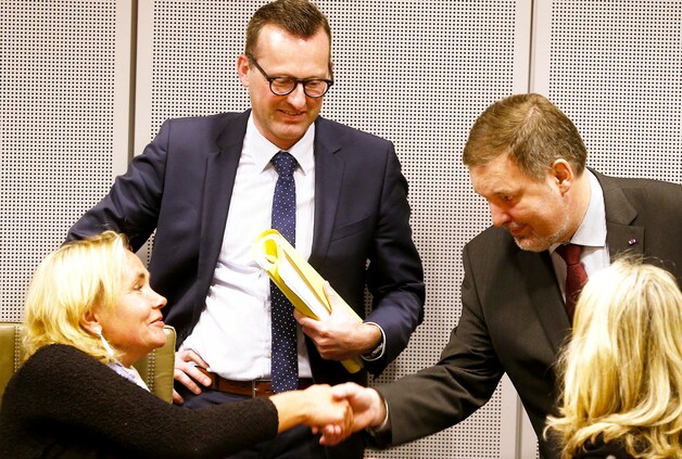 Minister Homans schudt de hand van topspion Jaak Raes.