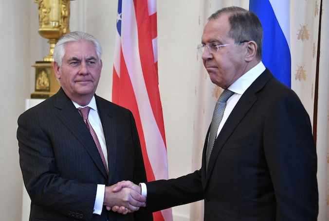De Amerikaanse Secretary of State Rex Tillerson schudt de hand van de Russische minister van Buitenlandse Zaken Lavrov.