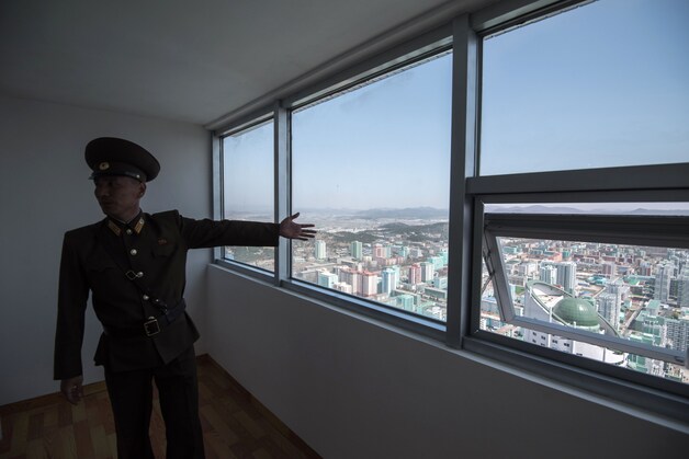 Een soldaat toont het uitzicht vanuit een van de nieuwe gebouwen