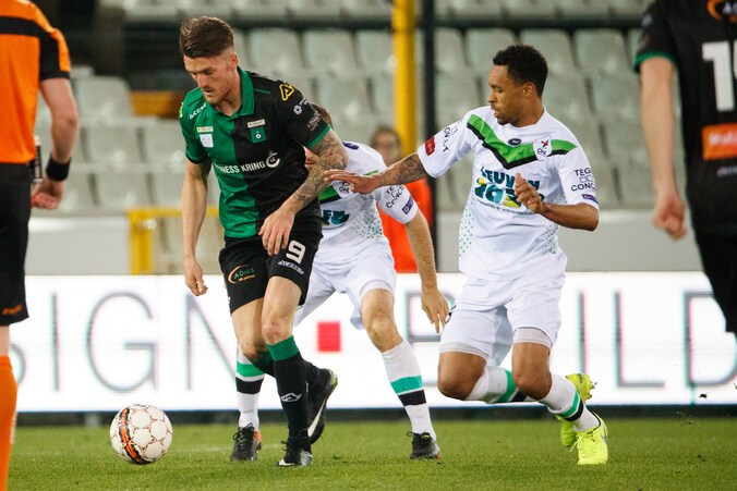 Cercle-aanvaller Arne Naudts in duel met OHL's Casagolda.