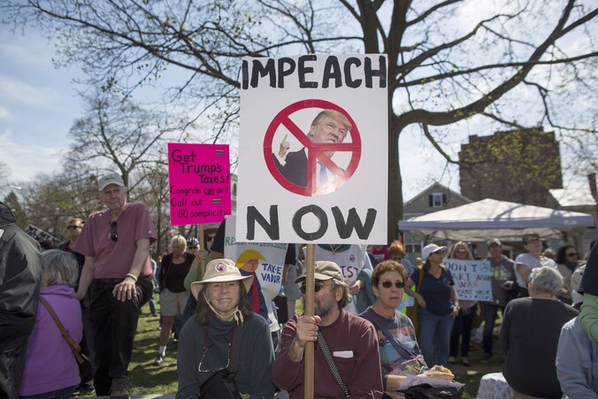 Demonstranten in Cambridge willen dat Trump wordt afgezet.