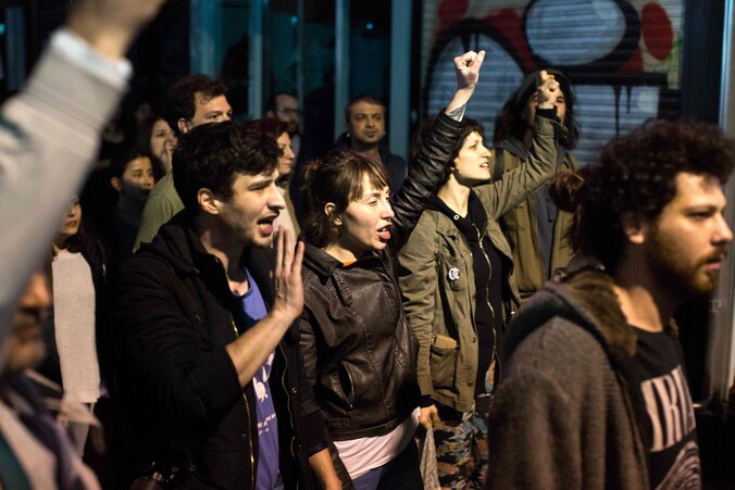 Turken protesteren tegen de uitslag van het referendum in Istanbul.