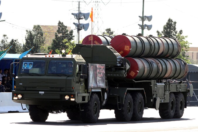 Iraanse militaire trucks met raketsysteen tijdens de militaire optocht op de 'Nationale Legerdag' vorige maand in Teheran.