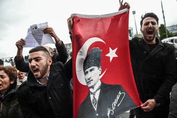 Tegenstanders van de uitbreiding van de presidentiële macht met een vlag van Kemal Atatürk, de stichter van het moderne, seculiere Turkije.
