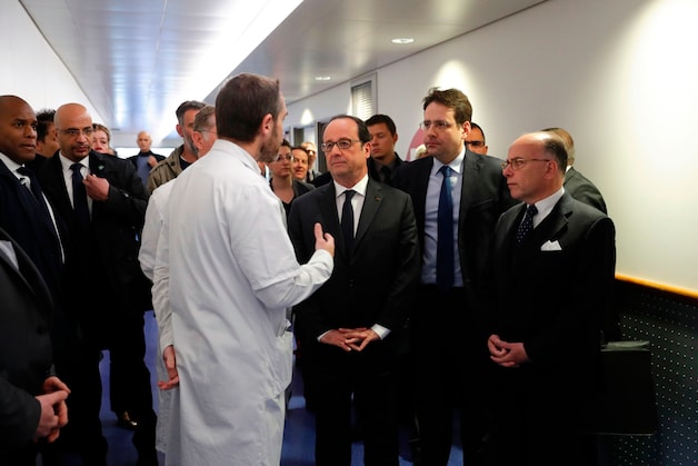 President François Hollande en premier Bernard Cazeneuve spreken met dokters voor ze de gewonde agent een bezoek brengen in het Pompidou-ziekenhuis.
