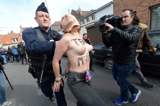Een activiste van Femen wordt opgepakt in Henin-Beaumont.