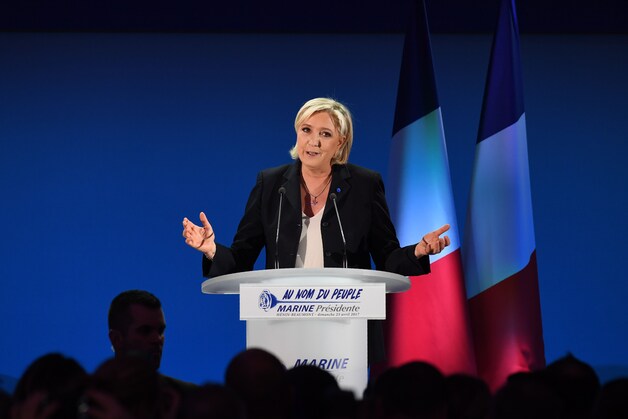 Marine Le Pen spreekt haar aanhang toe na haar overwinning.