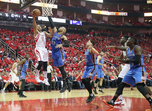 Taj Gibson probeert Rockets-guard Eric Gordon af te stoppen.
