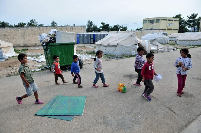 Kinderen spelen in een vluchtelingenkamp in Thessaloniki
