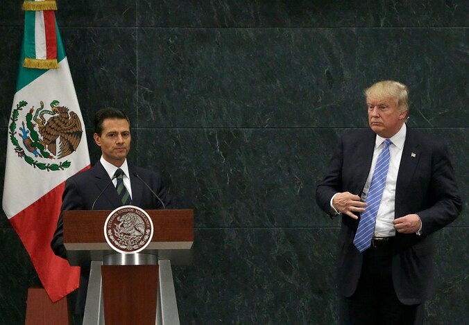 Het kan hartelijker: de Mexicaanse president en Donald Trump, toen nog presidentskandidaat, ontmoeten elkaar.