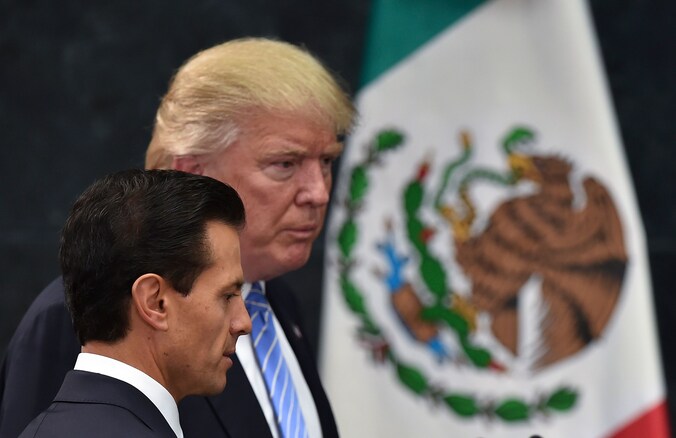 Donald Trump (rechts) op bezoek bij de Mexicaanse president Peña Nieto.