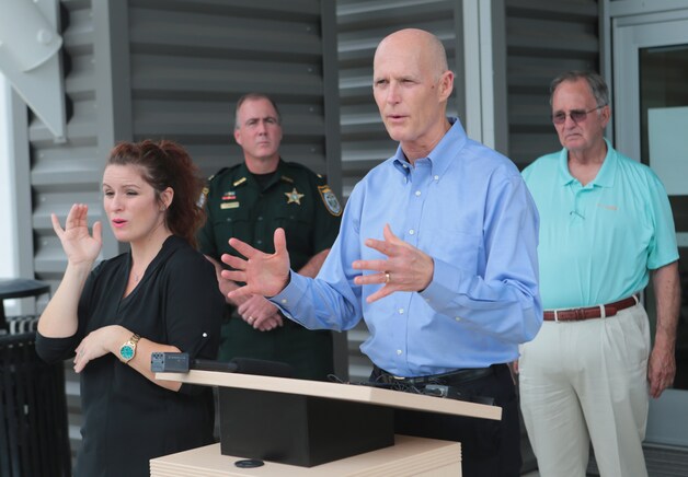 Gouverneur Rick Scott tijdens de persconferentie.