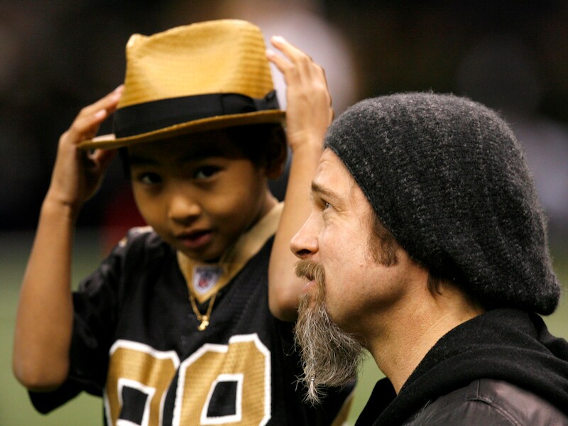 Maddox en papa Brad in januari 2010.