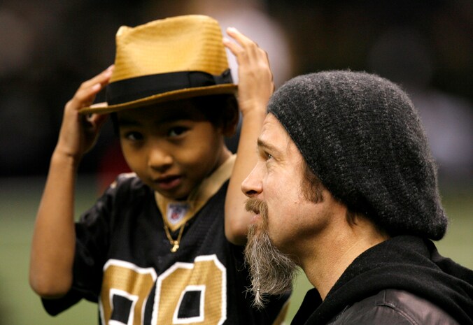 Maddox en papa Brad in januari 2010.