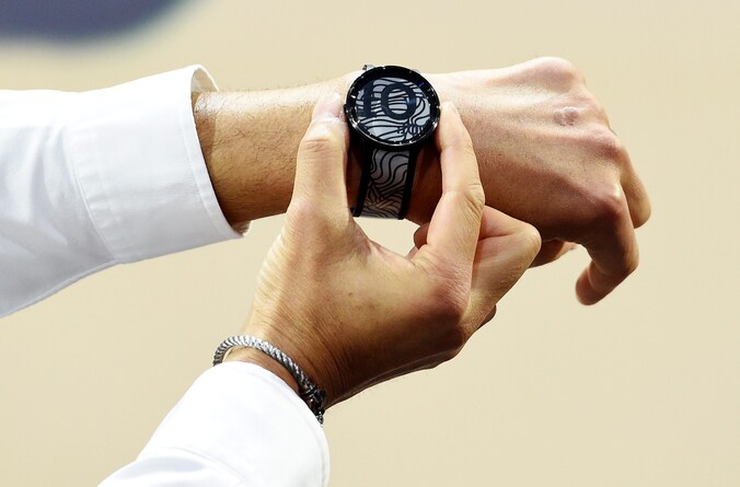 Sony-CEO Kazuo Hirai presenteert een nieuwe smartwatch op de IFA-beurs in Berlijn.