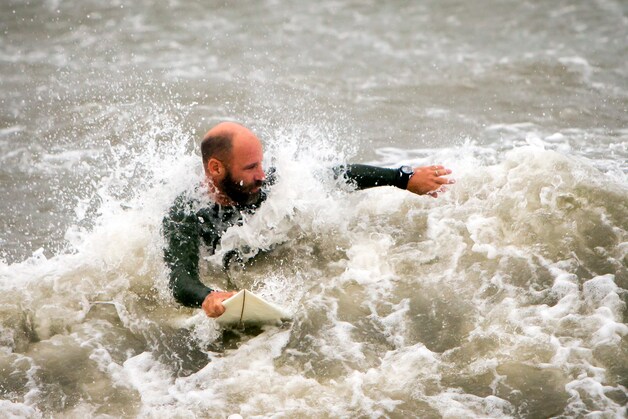 Surfers vermaken zich best in het woeste water