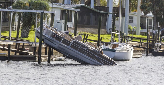 Een boot is deels op een steiger gegooid in Shell Point Beach, nadat Hermine aan land kwam
