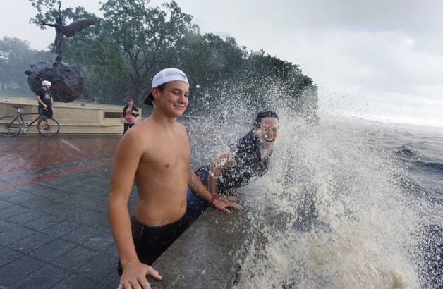 Inwoners van Jacksonville staan in het opspattende water