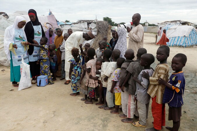 Hulpverleners geven poliovaccins aan kinderen in een kamp voor mensen die door Boko Haram ontheemd zijn geraakt.