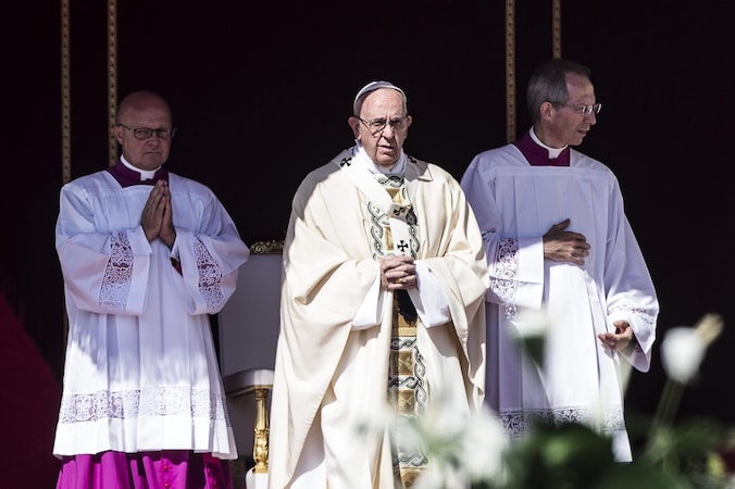 Paus Franciscus heeft Moeder Teresa tijdens een misviering op het Sint-Pietersplein heilig verklaard.