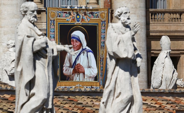 Een afbeelding van Moeder Teresa op het Sint-Pietersplein in Vaticaanstad.