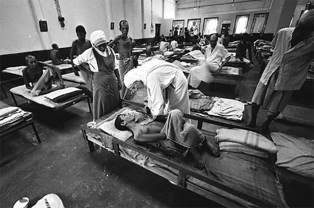 Moeder Terese verzorgde de stervenden in haar ziekenhuis in Calcutta.