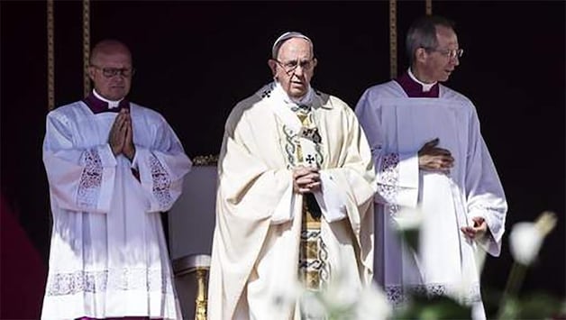 Paus Franciscus heeft Moeder Teresa tijdens een misviering op het Sint-Pietersplein heilig verklaard.