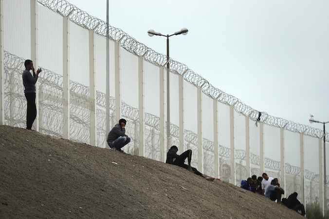 Migranten wachten aan de A16 in Calais.