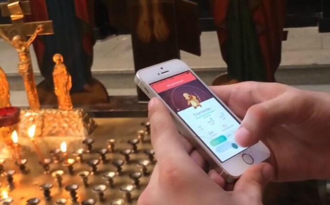 Sokolovsky probeert een Charmander te vangen bij een altaar in de kerk