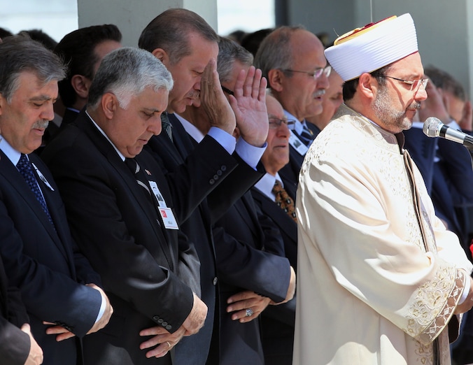 Voorzitter van de Turkse religieuze overheidsorganisatie Diyanet, Mehmet Görmez, met achter zich premier Erdogan.