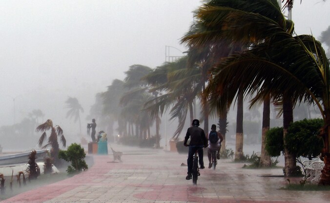 De dijk van Los Cabos tijdens de doortocht van orkaan Newton.