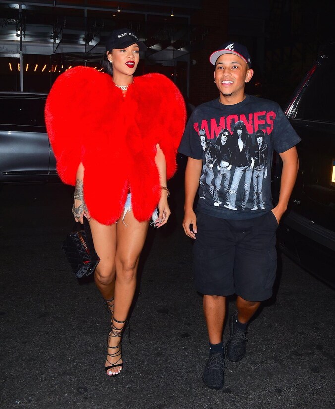 Rihanna in de bontjas van Saint Laurent Paris.