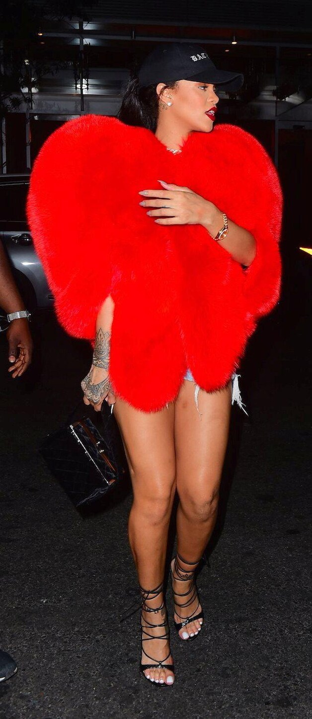 Rihanna in de bontjas van Saint Laurent Paris.