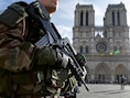 Een militair patrouilleert voor de Notre Dame in Parijs.