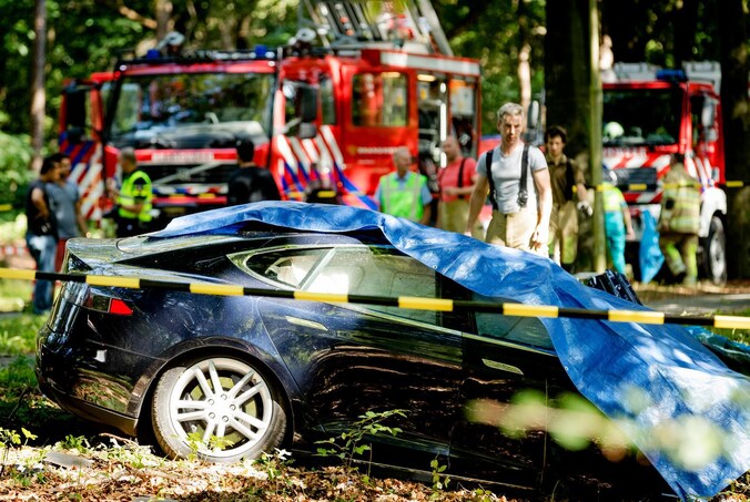 De verongelukte Tesla.