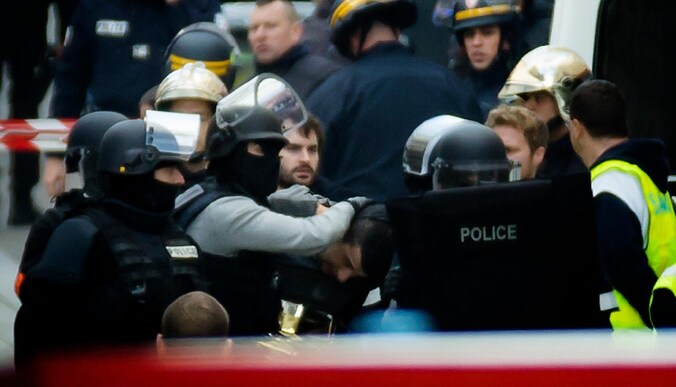 De Franse politie arresteert een verdachte tijdens een politieactie tegen terreurverdachten in de Parijse voorstad Saint-Denis.