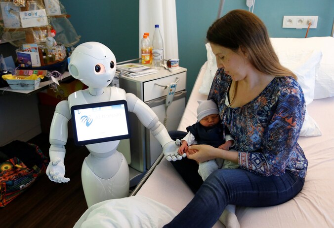 Pepper, één van de robots van het AZ Damiaan in Oostende, neemt een aantal taken van het onthaal over. Voorlopig kent hij niks van pediatrie.