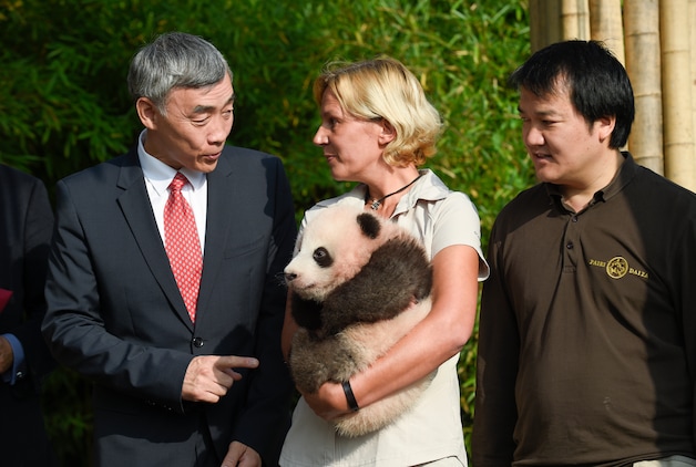 De Chinese ambassadeur Xing Qu (links) praat met verzorgster Tania Stroobant.