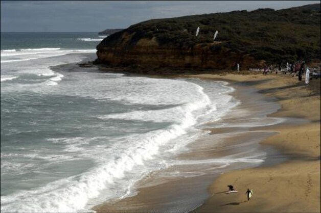 Surfers op Bells Beach in Torquay.