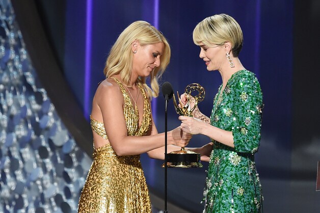 Sarah Paulson (rechts) krijgt de Emmy voor beste actrice in een miniserie overhandigd van Claire Danes.