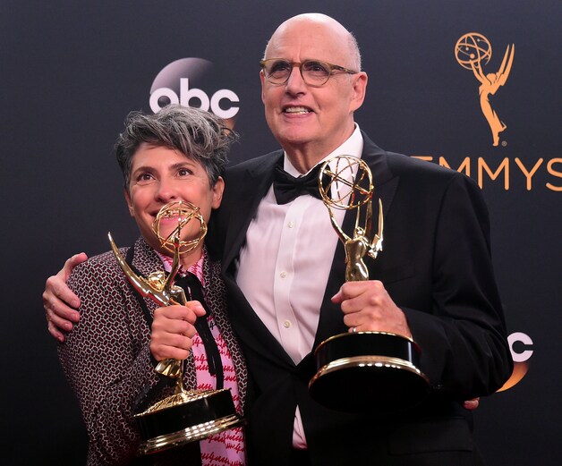 Jill Soloway (links) en Jeffrey Tambor werden bekroond voor Transparent.