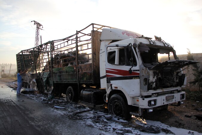 Eén van de gebomdardeerde vrachtwagens in het hulpkonvooi van de VN en de Rode Halvemaan.