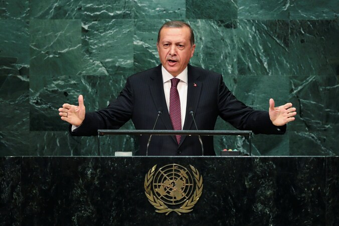 De Turkse president Erdogan tijdens zijn toespraak.