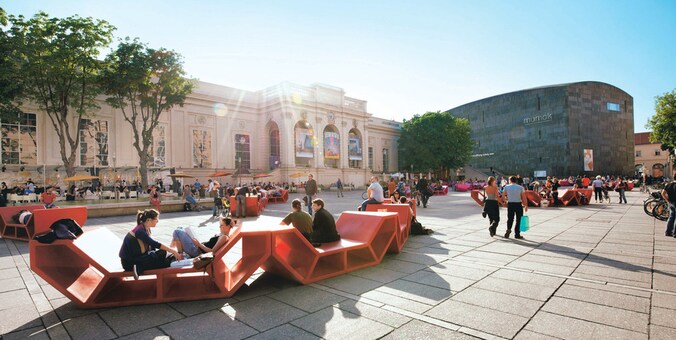 In het 60.000 vierkante meter grote MuseumsQuartier (MQ) is het zalig zitten op kleurrijke banken, 'Enzis' genaamd.