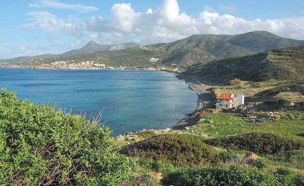 De kust van het schiereiland Karaburun lijkt wat op de Italiaanse Riviera, maar dan veel rustiger. Specialiteit van de streek is de narcissenteelt.